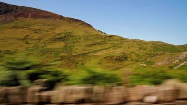 Video, hareket halindeki arabalardan Craig y Bera uçurumlarından, Nantlle ve Rhydd Ddu, Snowdonia veya Eryri Ulusal Parkı, Kuzey Galler, İngiltere, manzara.