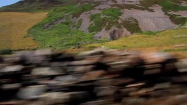 UK Mountain Valley sahnesi hareket halindeki arabadan alındı. Sıcak bir İngiltere gününde, kuru taş duvar..
