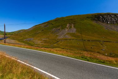 B4574 yolu eski kurşun madeni çalışmaları Cwmystwyth, Ceredigion, Wales, İngiltere, peyzaj, Yaz Günü, güney tarafında