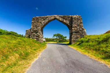 Kemer ya da Y Bwa bir zamanlar Hafod Malikanesi 'ne açılan bir kemerdi. Ayrıca Aberystwyth, Wales yakınlarındaki Dark Sky Discovery Site, manzara, geniş açı.