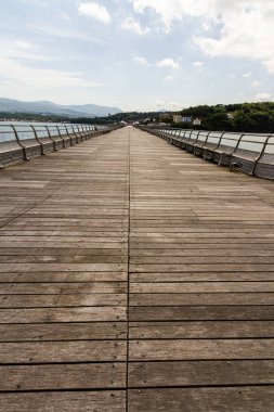 Bir yaz günü bir rıhtımın geniş açılı görüntüsü. Bangor, Gwynedd, Kuzey Galler, İngiltere, portre.