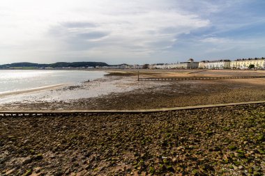 Llandudno, ön planda plaj, kasaba ve deniz önü, Conwy County, Kuzey Galler, İngiltere, manzara, geniş açı