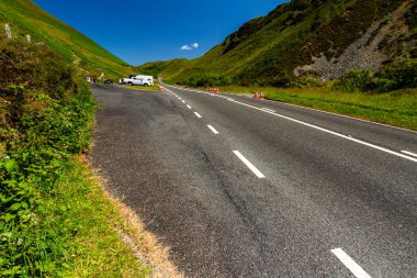 DOLGELLAU, WALES 17 Temmuz 2021 Bwlch Oerddrws Dolgellau ve Corris arasındaki A487 yolu ile bir dağ geçidi, Aran Dağları, trafik konileri, manzara, geniş açı.