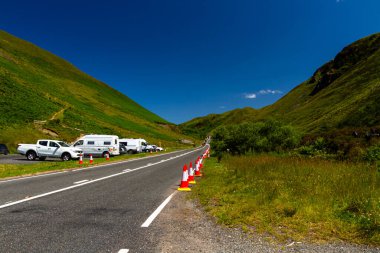 DOLGELLAU, WALES 17 Temmuz 2021 Bwlch Oerddrws Dolgellau ve Corris arasındaki A487 yolu ile bir dağ geçidi, Aran Dağları, trafik konileri, manzara.