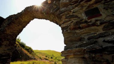 Video, yıldız efektli güneş, The Arch ya da Y Bwa Hafod Estate 'e açılan bir duvar kemeri. Ayrıca Aberystwyth, Wales yakınlarındaki Dark Sky Discovery Site 'de.