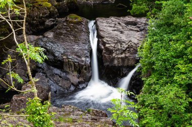 Cyfyng Şelalesi, Betws-y-Coed ve Capel Curig arasındaki şelaledir. Nehir ya da Afon Llugwy, manzara, Snowdonia ya da Eryri Ulusal Parkı.