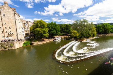 BATH, ENGLAND 26 AĞUSTOS 2021: Pulteney Weir, Bath, İngiltere 'de Avon nehrinde, manzara, geniş açı