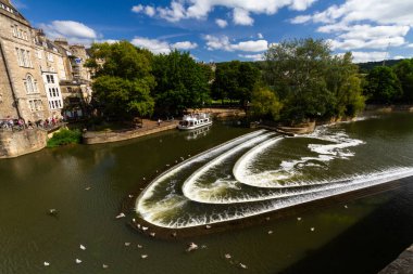 BATH, ENGLAND 26 AĞUSTOS 2021: Pulteney Weir, Bath, İngiltere 'de Avon nehrinde, manzara