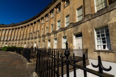 BATH, ENGLAND 26 AĞUSTOS 2021: Kraliyet Hilal, Gürcistan terası, Bath, İngiltere, İngiltere, korkuluk ön plan, manzara, geniş açı