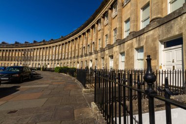 BATH, ENGLAND 26 AĞUSTOS 2021: Kraliyet Hilal, Gürcistan terası, Bath, İngiltere, manzara, geniş açı