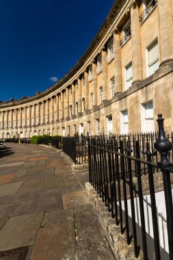 BATH, ENGLAND 26 AĞUSTOS 2021: Kraliyet Hilal, Gürcistan terası, Bath, İngiltere, İngiltere, portre, geniş açı