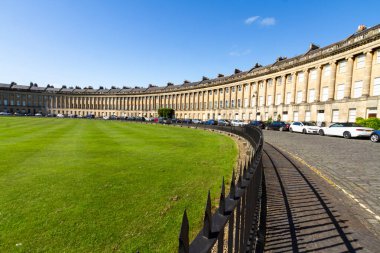 BATH, ENGLAND 26 AĞUSTOS 2021: Kraliyet Hilal, Gürcistan terası kıvrımı, çimenlik, hamam, İngiltere, manzara, geniş açı