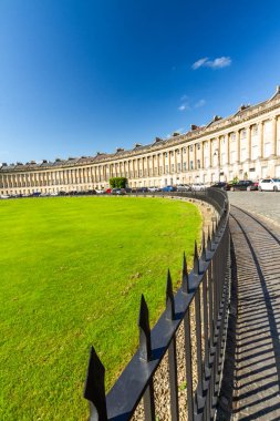 BATH, ENGLAND 26 AĞUSTOS 2021: Kraliyet Hilal 'inin kıvrımı, Gürcistan terası, çimenlik, hamam, İngiltere, İngiltere, portre, geniş açı