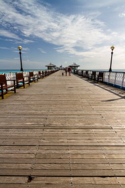 Llandudno, WALES 20 Haziran 2022 güneşli bir yaz sabahında yarım noktadan Llandudno İskelesi. Llandudno, Conwy County, Kuzey Galler, İngiltere, portre.