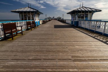 Llandudno, WALES 20 HAZİRAN 2022 Llandudno Rıhtımı, güneşli bir yaz sabahında büfelerle yarı yoldan. Llandudno, Conwy County, Kuzey Galler, İngiltere, manzara.