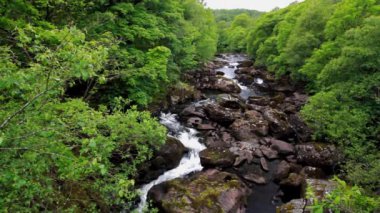 Video, Cyfyng Falls, Betws-y-Coed ve Capel Curig arasındaki şelaledir. Nehir ya da Afon Llugwy, manzara, Snowdonia ya da Eryri Ulusal Parkı..