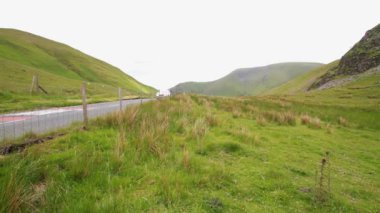 Video, görüntü A470 'in batısında Dolgellau ve Cross Foxes arasında bir tarafta ve Dinas Mawddwy, Snowdonia veya Eryri Ulusal Parkı, Gwynedd, Galler, İngiltere