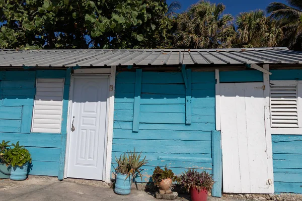 ドミニカ共和国のバラホナ 2022年8月20日 カリブ海の文化の典型的な色合いのファサードを持つ木造の小屋 家や建物 晴れた日 旅行気分 シンプルな生活 — ストック写真