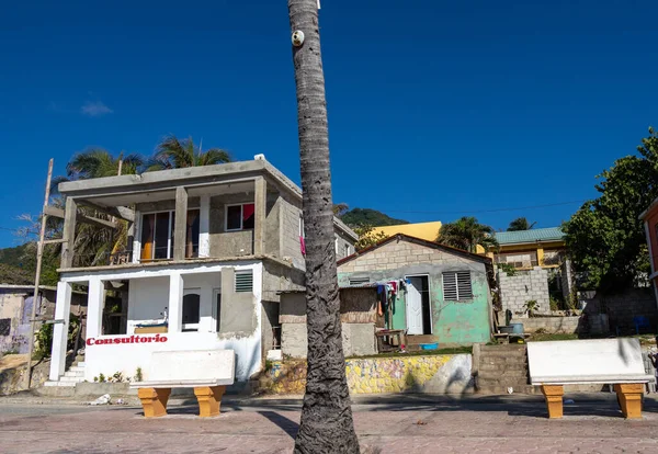 ドミニカ共和国のバラホナ 2022年8月20日 カリブ海の文化の典型的な色合いのファサードを持つ家や建物 晴れた日 旅行気分 シンプルな生活 — ストック写真