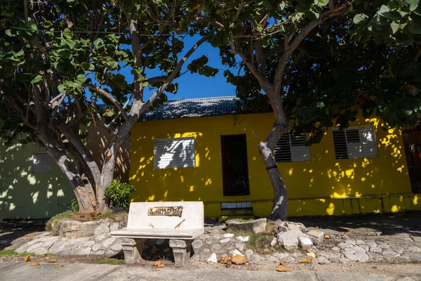ドミニカ共和国のバラホナ 2022年8月20日 カリブ海の文化の典型的な色合いのファサードを持つ家や建物 晴れた日 旅行気分 シンプルな生活 — ストック写真