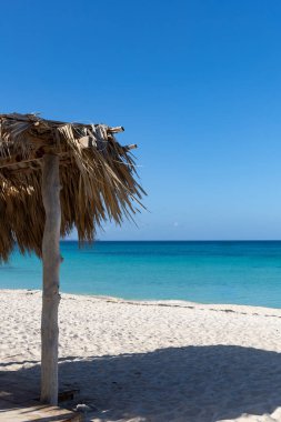 Playa de la Cueva Plajı 'nın el değmemiş beyaz kumları ve berrak suları, Cabo Rojo, Pedernales, Dominik Cumhuriyeti. Canlı renkler, Haiti sınırına yakın inanılmaz bir deniz..