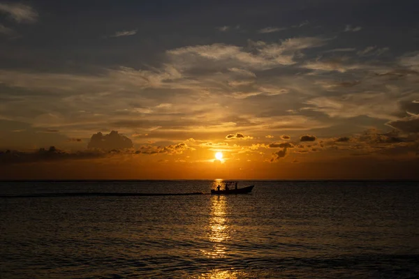 多米尼加共和国Pedernales Cabo Rojo Playa Cueva海滩落日美景 鲜艳的色彩 水面上的太阳落下去 船型轮廓从身边掠过 — 图库照片