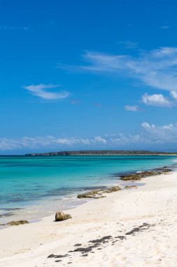 Playa de la Cueva Plajı 'nın el değmemiş beyaz kumları ve berrak suları, Cabo Rojo, Pedernales, Dominik Cumhuriyeti. Canlı renkler, Haiti sınırına yakın inanılmaz bir deniz..