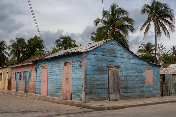 ドミニカ共和国のペデラーレス 2022年8月22日 木で作られ 明るい色で描かれた最後の世紀の典型的な木造ドミニカの家 — ストック写真