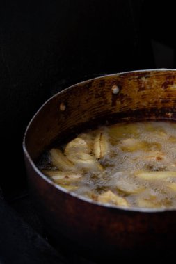 Toston üretimi, Dominik usulü kızarmış muz, kızgın yağda kızartılmış, yine ezilmiş ve kızartılmış. Tipik ev yapımı aile yemeği ya da atıştırmalık..