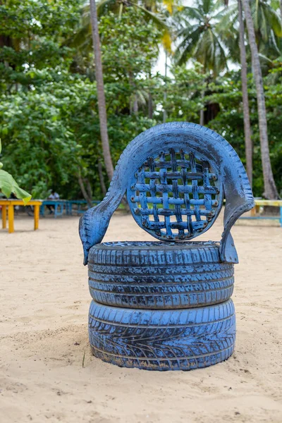 가까이 의자는 재활용 타이어를 파란색으로칠 창조적으로 기분을 재활용하고 재활용 환경적으로 — 스톡 사진