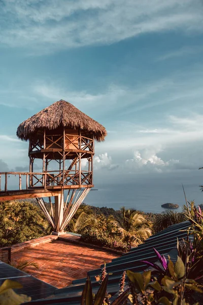 Gyönyörű Kilátás Fedélzet Vagy Pavilon Egy Dombon Kilátással Trópusi Tengerre — Stock Fotó