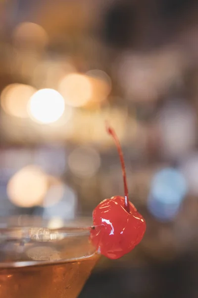 温暖舒适的酒吧内部 专注于前景 非常接近镜头的红色糖果樱桃在马提尼杯的边缘 美丽模糊的背景 米兰的开胃酒 — 图库照片