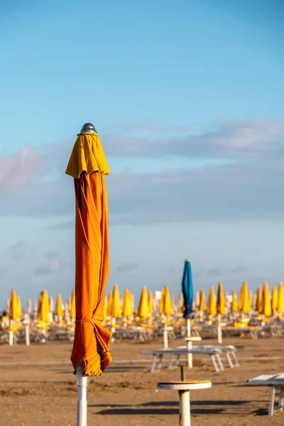 Koncentrálj Előtérre Napernyőre Egyéb Esernyők Rendezett Sorokban Homályos Háttérben Adriai — Stock Fotó