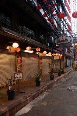 Manila, Filipinler, 28 Mart 2023. Binondo 'da yürüyoruz, Manilas Çin Mahallesi, yüksek binaları ve kırmızı Çin fenerleriyle..