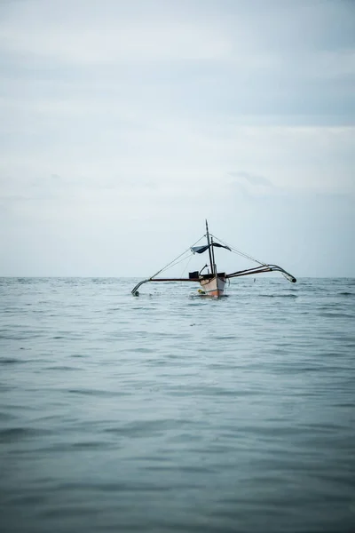 プエルトプリンセサ パラワン フィリピン 漁師が釣りに行くために使用パラワンの湾で伝統的なバンカのカタマラン船 静かなシーンセレンディピティ — ストック写真