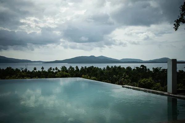 Szeroki Kąt Widok Piękny Basen Nieskończoności Tropikalnej Wyspie Widokiem Morze — Zdjęcie stockowe