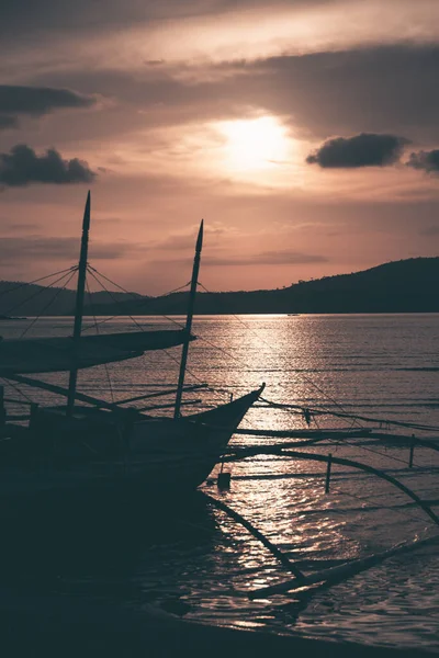 太子港 巴拉旺 菲律宾人 在巴拉望的一个海湾里 渔民们用传统的邦卡双鱼船捕鱼 夕阳西下 迷人的平橙色光芒 — 图库照片