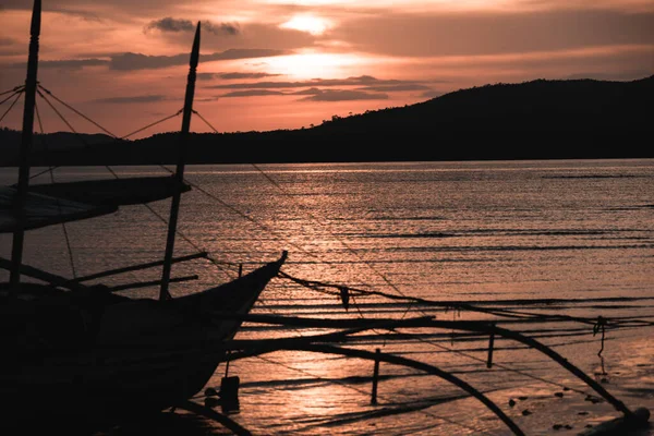 太子港 巴拉旺 菲律宾人 在巴拉望的一个海湾里 渔民们用传统的邦卡双鱼船捕鱼 夕阳西下 迷人的平橙色光芒 — 图库照片
