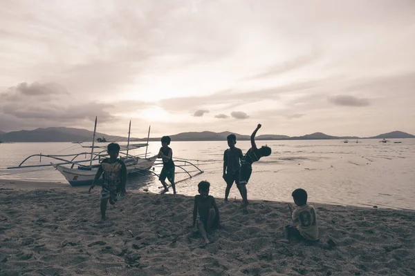 2023年3月28日 菲律宾巴拉旺 一群在海滩上玩耍的菲力皮诺男孩或孩子们的蜡像画 他们跑来跑去 玩手推车 开心的孩子 — 图库照片