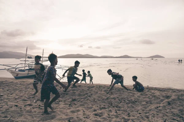 Palawan Philipines March 2023 영화에는 소년이나 어린이들 해변에서 러닝을 하거나 — 스톡 사진