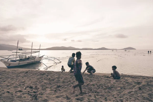 2023年3月28日 菲律宾巴拉旺 一群在海滩上玩耍的菲力皮诺男孩或孩子们的蜡像画 他们跑来跑去 玩手推车 开心的孩子 — 图库照片