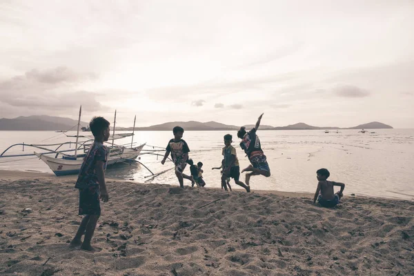 Palawan Philipines March 2023 영화에는 소년이나 어린이들 해변에서 러닝을 하거나 — 스톡 사진