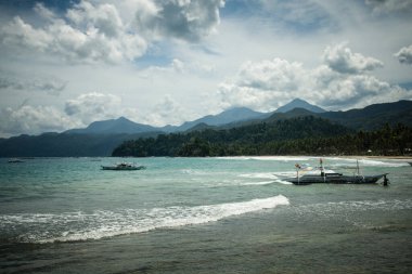 Sabang Sahili, Palawan, Filipinler, 26 Mart 2023. Geleneksel Bangka katamaran tekneleri Palawan 'ın batı kıyısındaki ünlü bir plajda demirledi. Bulutlu bir gün.