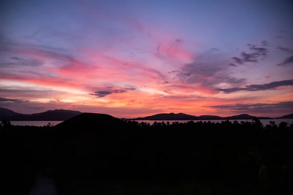 帕拉万的公主港令人惊奇的日落 背景是火红的天空 大海和群岛的其他岛屿 — 图库照片