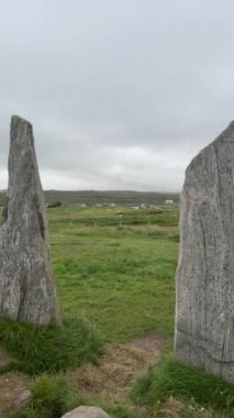 Calanais Ayakta Kalan Taşlar Çemberi 'ndeki antik büyü neolitik adamlar tarafından ibadet için dikildi. İskoçya 'nın dış hebritlerinde Kelt gelenekleri. Turistik cazibe.