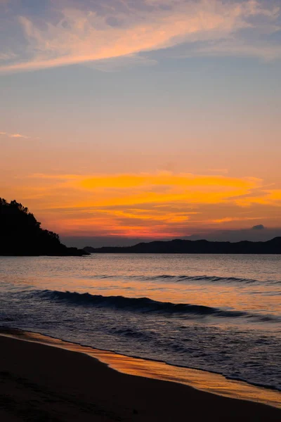 Intensiver Orangefarbener Und Rosa Sonnenuntergang Über Dem Wasser Duli Beach — Stockfoto