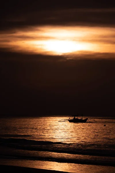 菲律宾巴拉旺多莉海滩水面上方浓密的橙色和粉色落日 太阳下山 火热的天空 金色的时刻 — 图库照片