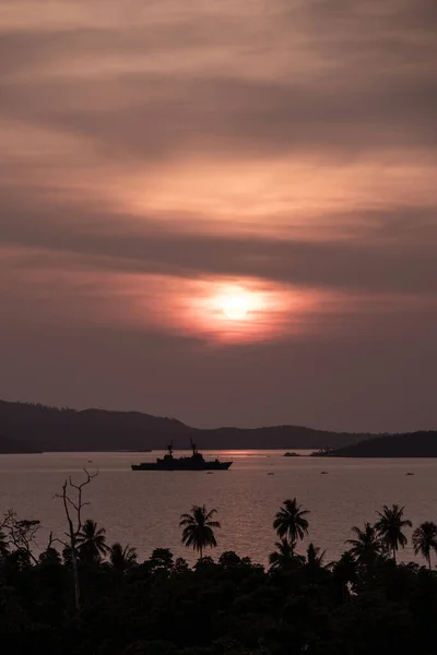 在菲律宾巴拉旺的Puerto Princess Esa的水面上 强烈的橙色和粉色落日 太阳下山 火热的天空 金色的时刻 在远方的战舰 — 图库照片