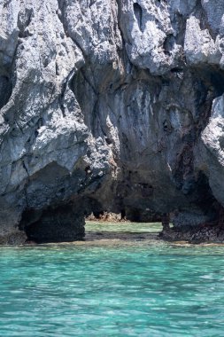 Filipinler 'deki El Nido, Palawan' daki kayalık adalardaki kayalıklardan ve uçurumlardan inanılmaz manzaralar. Turkuaz berrak deniz manzarası.