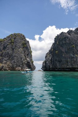 Filipinler 'deki El Nido, Palawan' daki kayalık adalardaki kayalıklardan ve uçurumlardan inanılmaz manzaralar. Turkuaz berrak deniz manzarası.